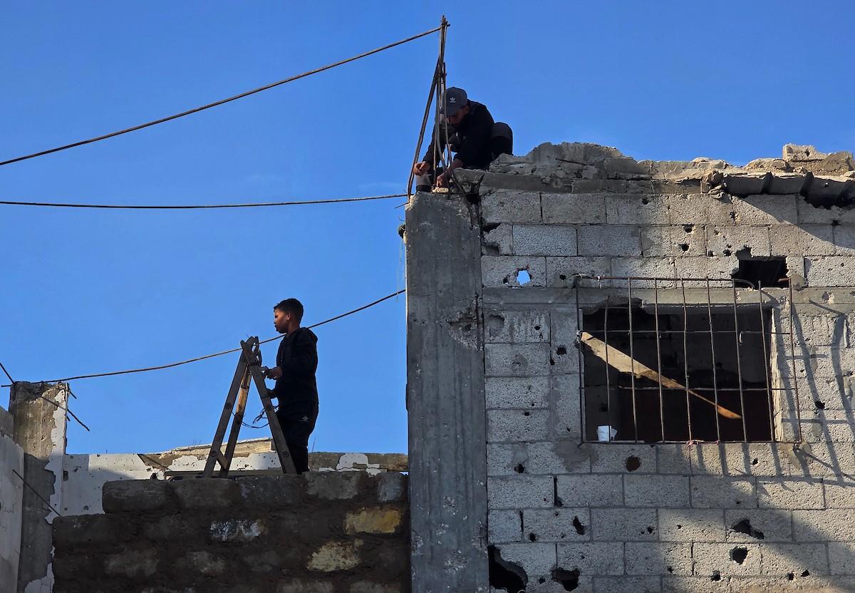 يبني الفلسطينيون بيوتًا طينية في خان يونس جنوب قطاع غزة، مستخدمين أدوات وأساليب بدائية في محاولة لتوفير مأوى آمن لأنفسهم من برد الشتاء القارس