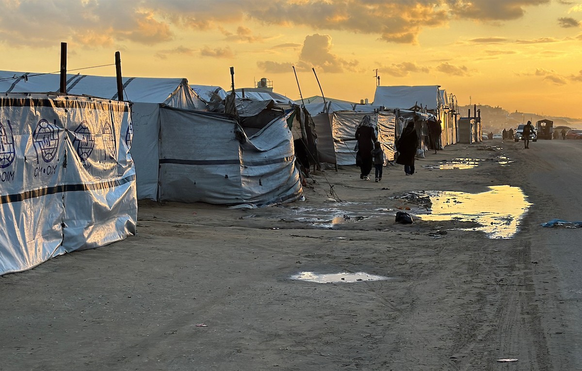 يُكافح الفلسطينيون النازحون، المقيمون في خيام مؤقتة، من أجل البقاء في ظل ظروف قاسية، حيث تجتاح الأمطار والعواصف الشديدة دير البلح، وسط قطاع غزة، في 28 ديسمبركانون الأول 2025. صورة أحمد إبراهيم(APA)