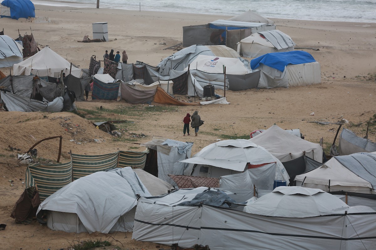 تعيش عائلات فلسطينية نازحة في خيام مهترئة غرب مدينة غزة، 28 ديسمبر/كانون الأول 2025. تصوير: عمر أشتوي