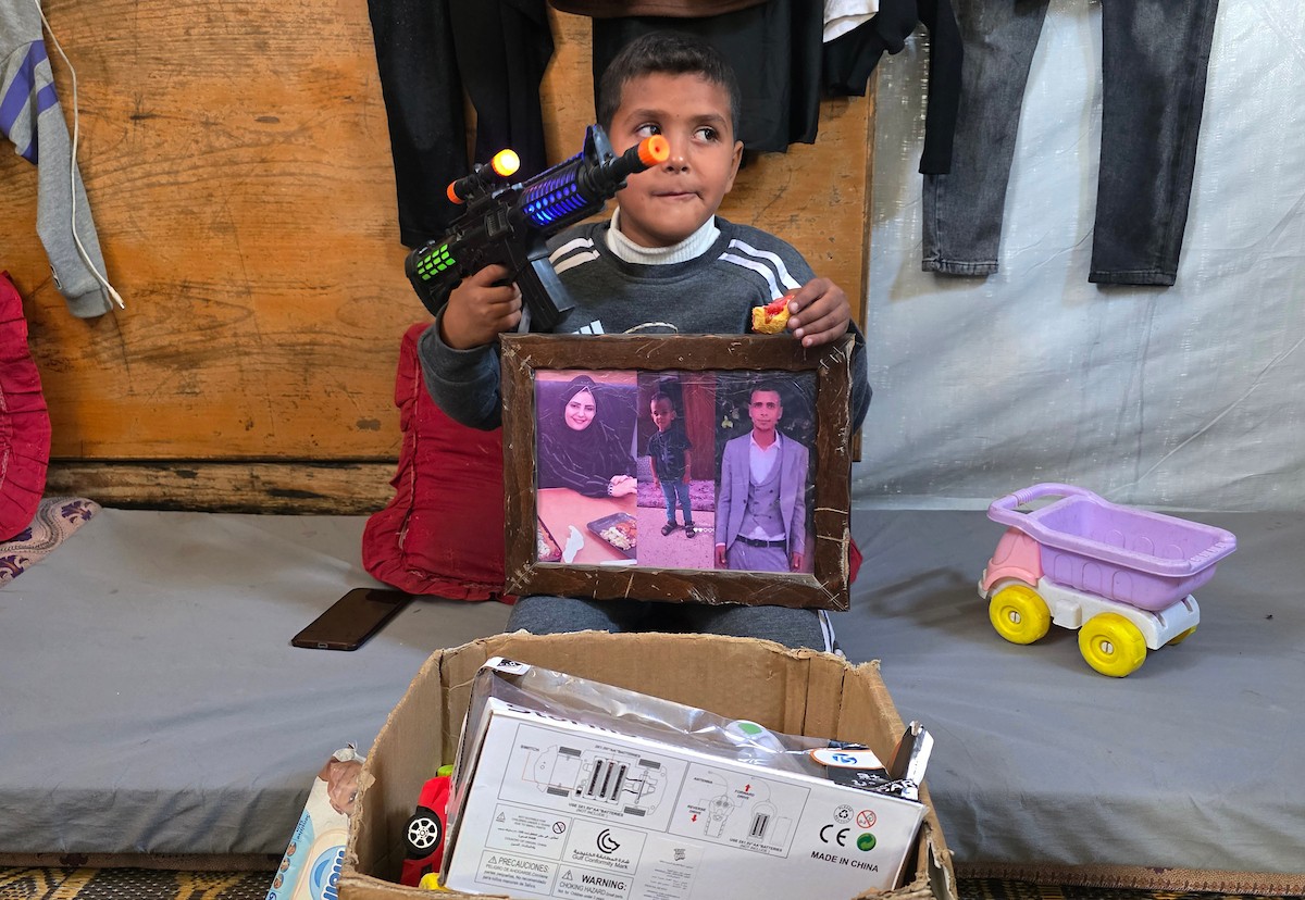 أطفالٌ نجوا من الحرب، تيتموا عن آبائهم وأمهاتهم، يتطلعون إلى عام ٢٠٢٦ بأملٍ كبير، حاملين أحلامًا بسيطة بسلامٍ آمنٍ ودائم، خان يونس، جنوب قطاع غزة، ٣٠ ديسمبر ٢٠٢٥، تصوير: طارق محمد (APA )