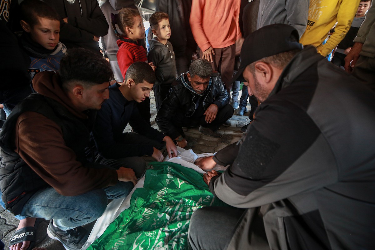 شارك فلسطينيون في موكب جنازة رائد سعيد، القائد البارز في كتائب عز الدين القسام، الجناح العسكري لحركة حماس، وثلاثة من معاونيه، الذين قُتلوا في غارة جوية إسرائيلية في اليوم السابق، في 14 ديسمبر/كانون الأول 2025