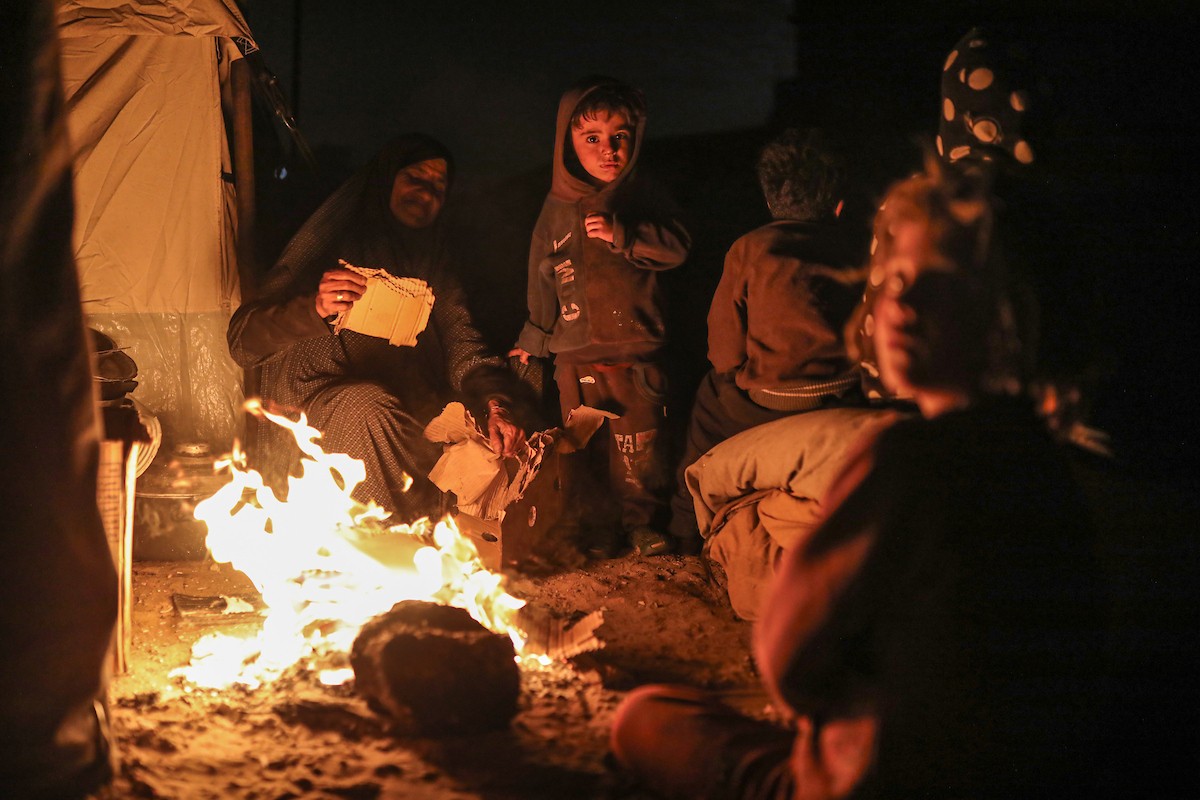 يعيش الفلسطينيون حياتهم اليومية الصعبة ليلاً في خيام نصبت في شوارع مدينة غزة، 5 ديسمبر/كانون الأول 2025.تصوير: عمر أشتوي