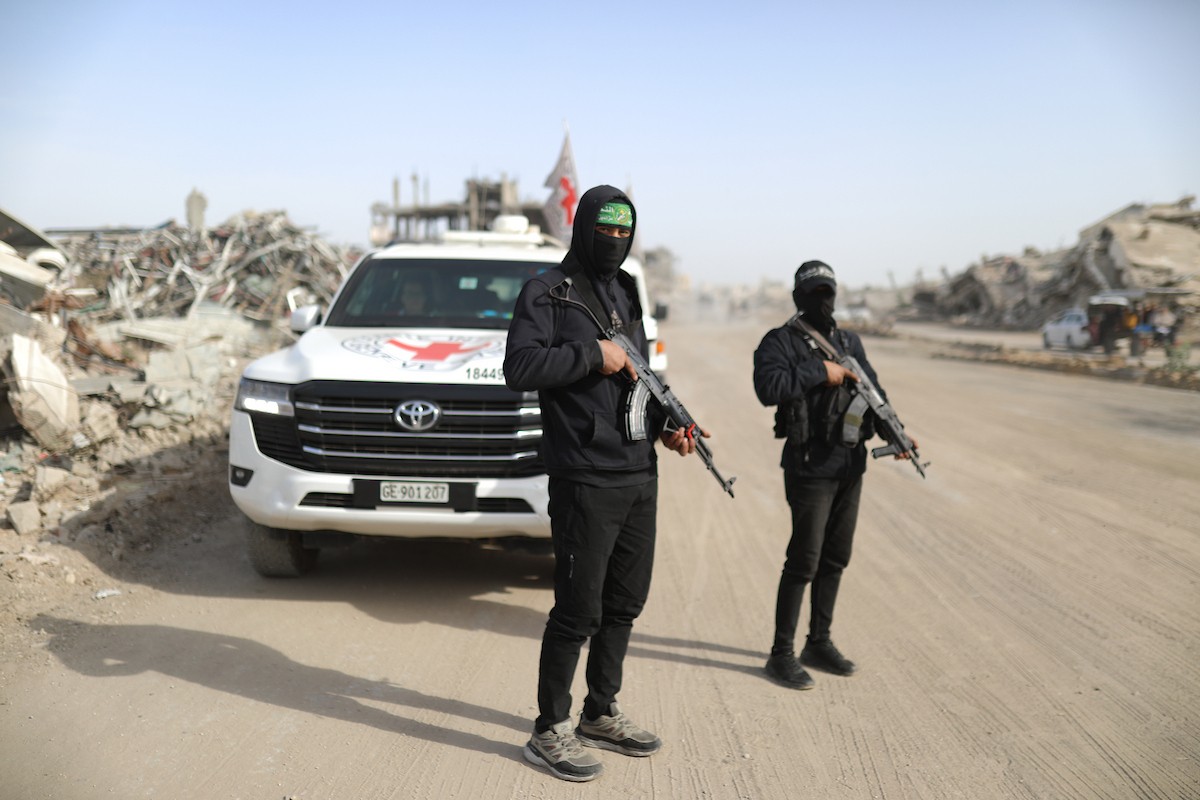 فرق من كتائب القسام ومسؤولون من الصليب الأحمر إلى جانب آليات ثقيلة تابعة لمصر،تجري عمليات بحث في حي الزيتون بمدينة غزة، لاستعادة جثة إسرائيلي في 8 ديسمبر/كانون الأول 2025. تصوير: عمر أشتوي