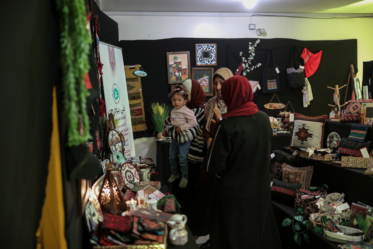 فلسطينيون يحضرون معرضًا يعرض منتجات يدوية من صنع مجموعة من الحرفيين الصم في مدينة غزة