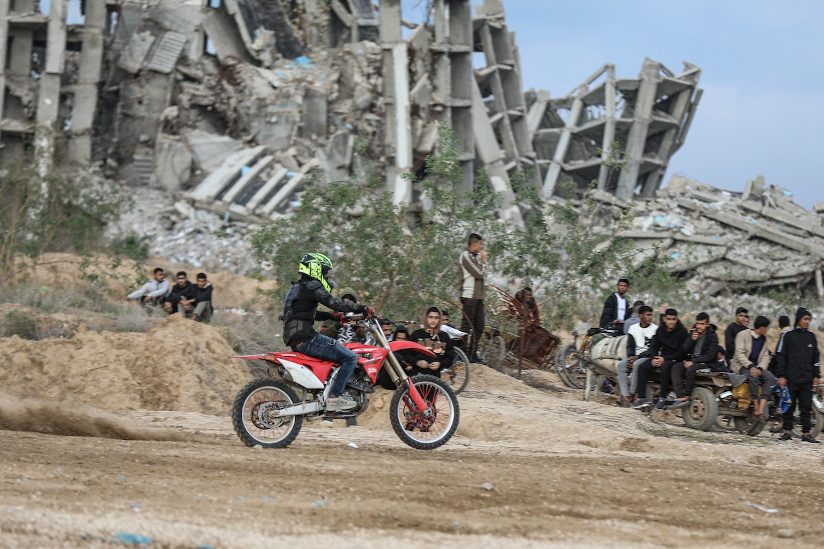 شبان فلسطينيون يركبون الدراجات النارية على الكثبان الرملية في بلدة الزهراء، بعد انقطاع دام عامين عن هذه الرياضة بسبب الحرب واحتلال الجيش الإسرائيلي للمنطقة المعروفة سابقا بمحور