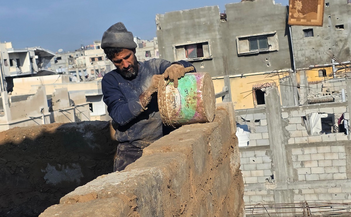 يبني الفلسطينيون بيوتًا طينية في خان يونس جنوب قطاع غزة، مستخدمين أدوات وأساليب بدائية في محاولة لتوفير مأوى آمن لأنفسهم من برد الشتاء القارس
