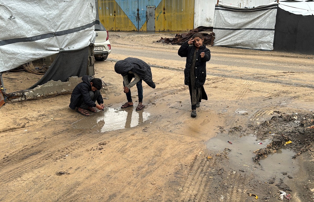 يُعاني الفلسطينيون من الفيضانات التي أعقبت هطول أمطار غزيرة على دير البلح