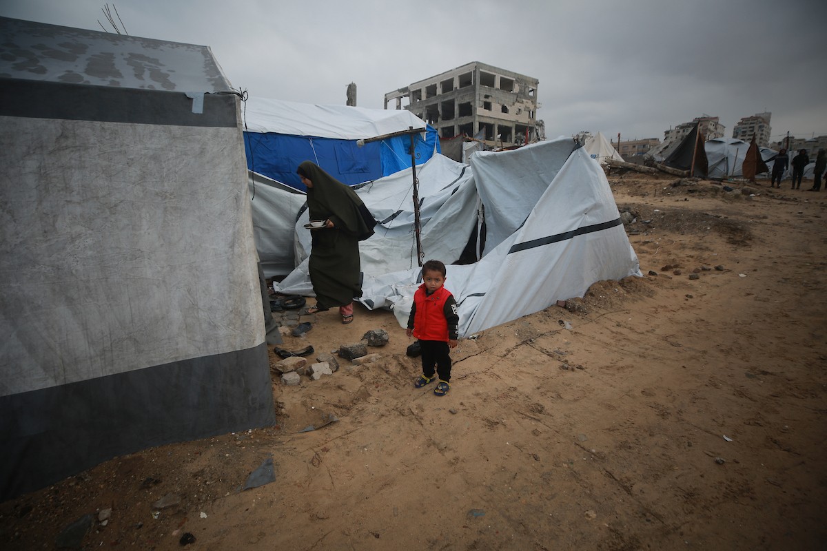 تعيش عائلات فلسطينية نازحة في خيام مهترئة غرب مدينة غزة، 28 ديسمبر/كانون الأول 2025. تصوير: عمر أشتوي