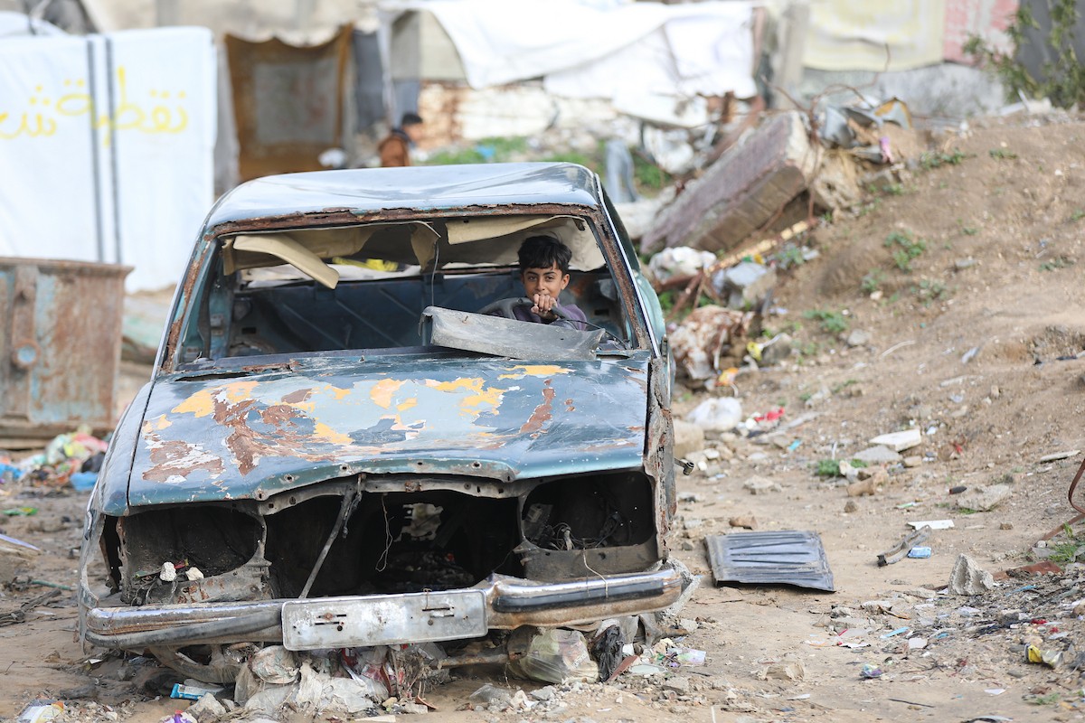 فتح الجيش الإسرائيلي مجرى وادي غزة، مما أدى إلى ارتفاع منسوب المياه إلى مستوى الجسر. وقد فاقم هذا الوضع معاناة العائلات النازحة التي كانت تقيم في خيام بالمنطقة بعد أن فاض الوادي وجرف خيامها، 29 ديسمبر/كانون الأول 2025. صورة: رمزي أبو عامر