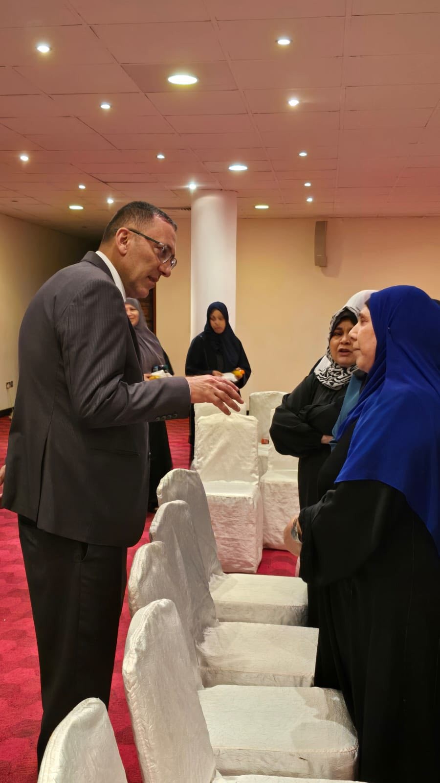 السفير الرويضي يزور جرحى ومرضى غزة في مقر إقامتهم ويتابع احتياجاتهم 9.jpg