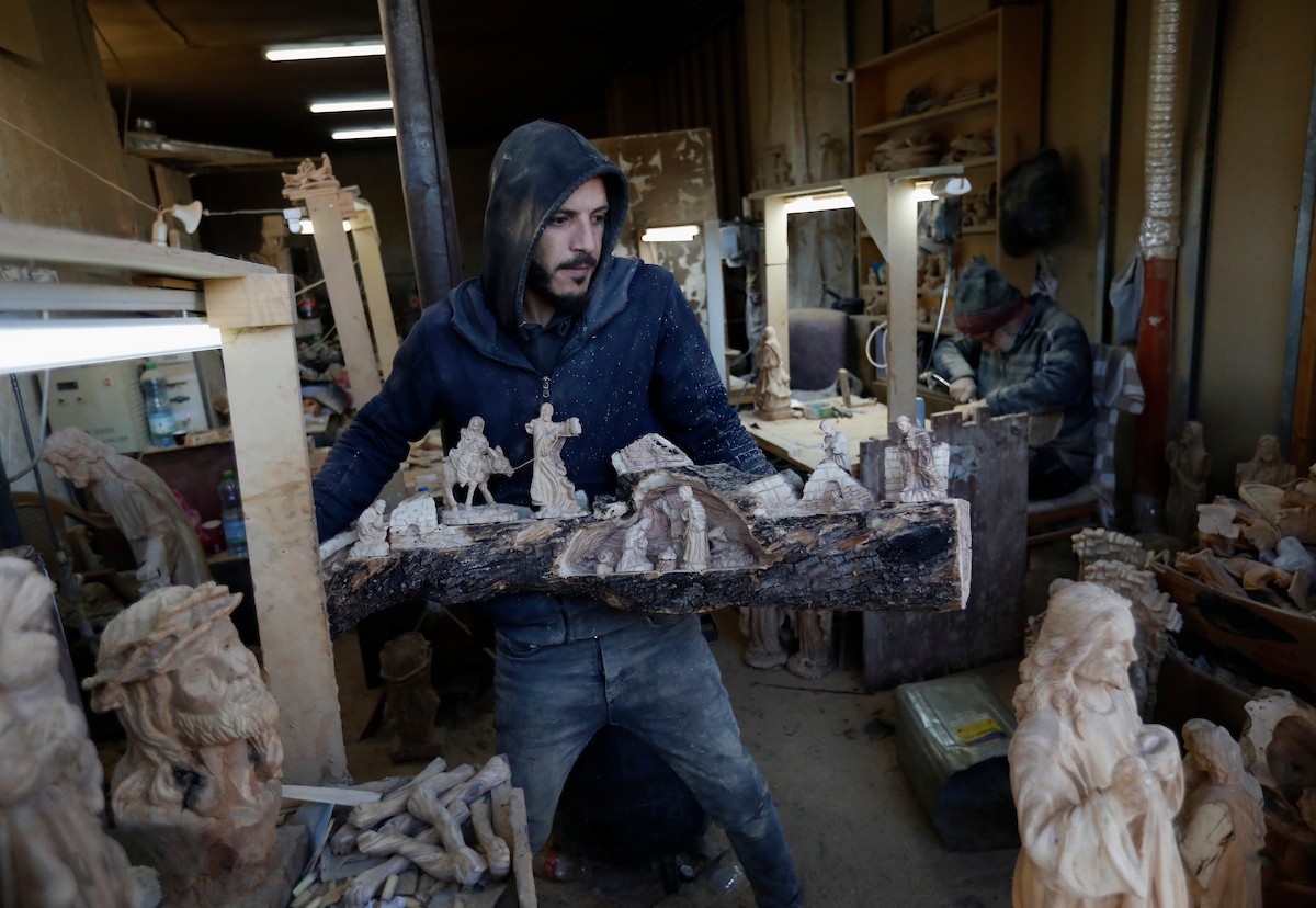 نحت خشب الزيتون في بيت لحم لصنع قطع فنية وهدايا متنوعة، تشمل منحوتات دينية وزخارف تقليدية وتذكارات، استعدادًا لعيد الميلاد، 18 ديسمبر/كانون الأول 2025 تصوير: مأمون وزواز/ (apa)