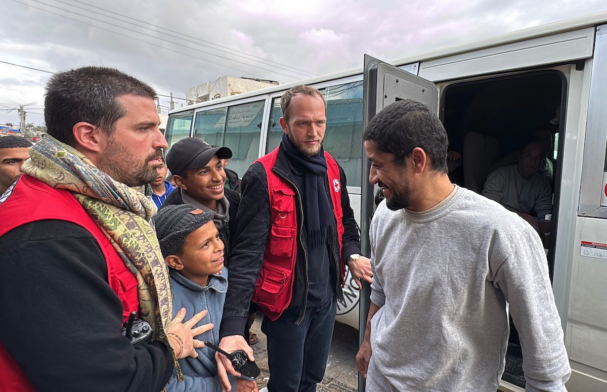 نقل أسرى فلسطينيين أفرج عنهم الجيش الإسرائيلي بواسطة سيارات تابعة للصليب الأحمر إلى مستشفى شهداء الأقصى لإجراء فحوصات طبية في دير البلح، وسط قطاع غزة، بتاريخ 28 ديسمبر/كانون الأول 2025. تصوير: أحمد إبراهيم