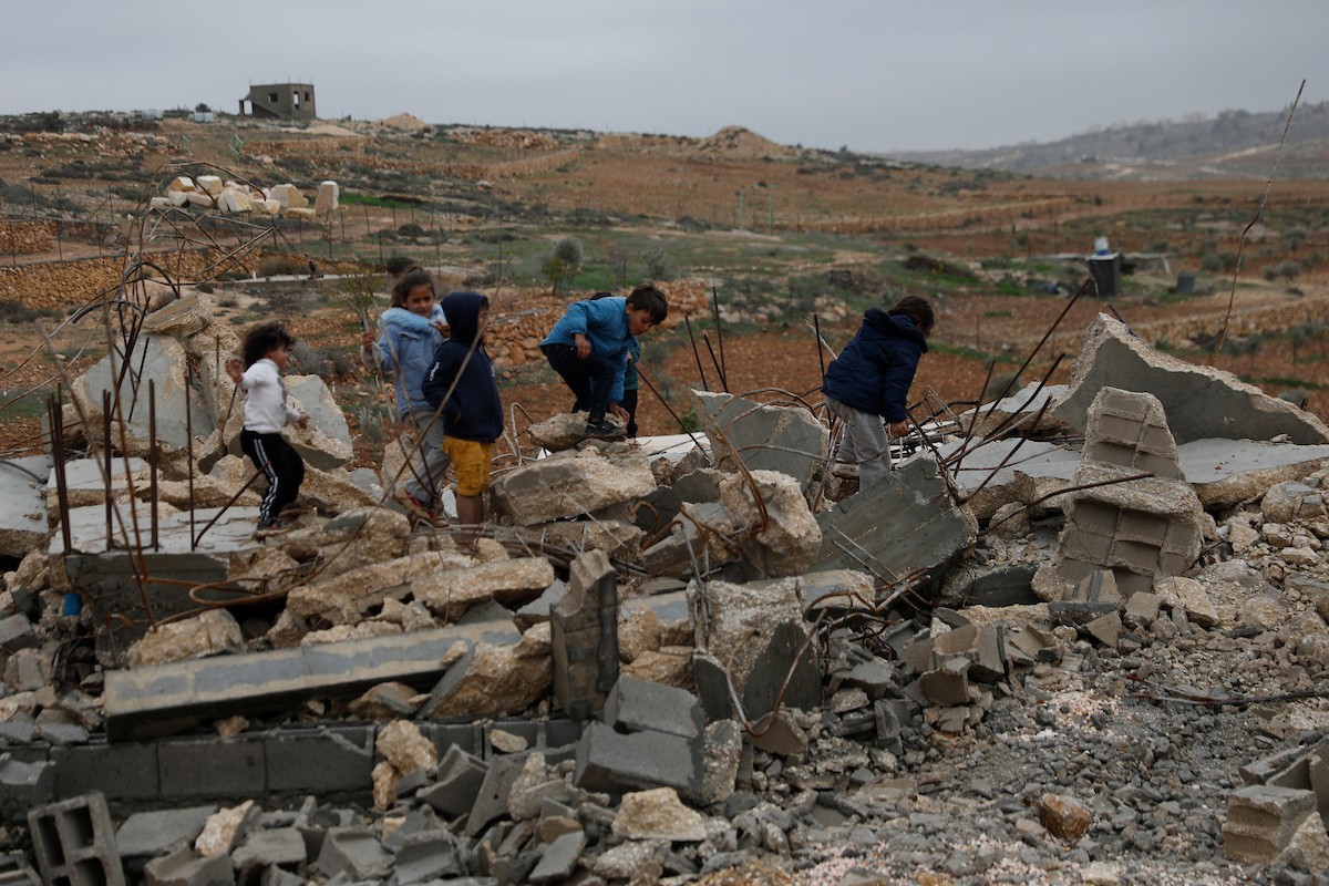 مياه الأمطار تغمر خيمة عائلة حرب التي أقامتها على أنقاض منزلهم الذي هدمه الجيش الإسرائيلي في 9 ديسمبر، في منطقة خلات الفرا، غرب يطا، جنوب الخليل، 29 ديسمبر/كانون الأول 2025. تصوير: مأمون وزواز