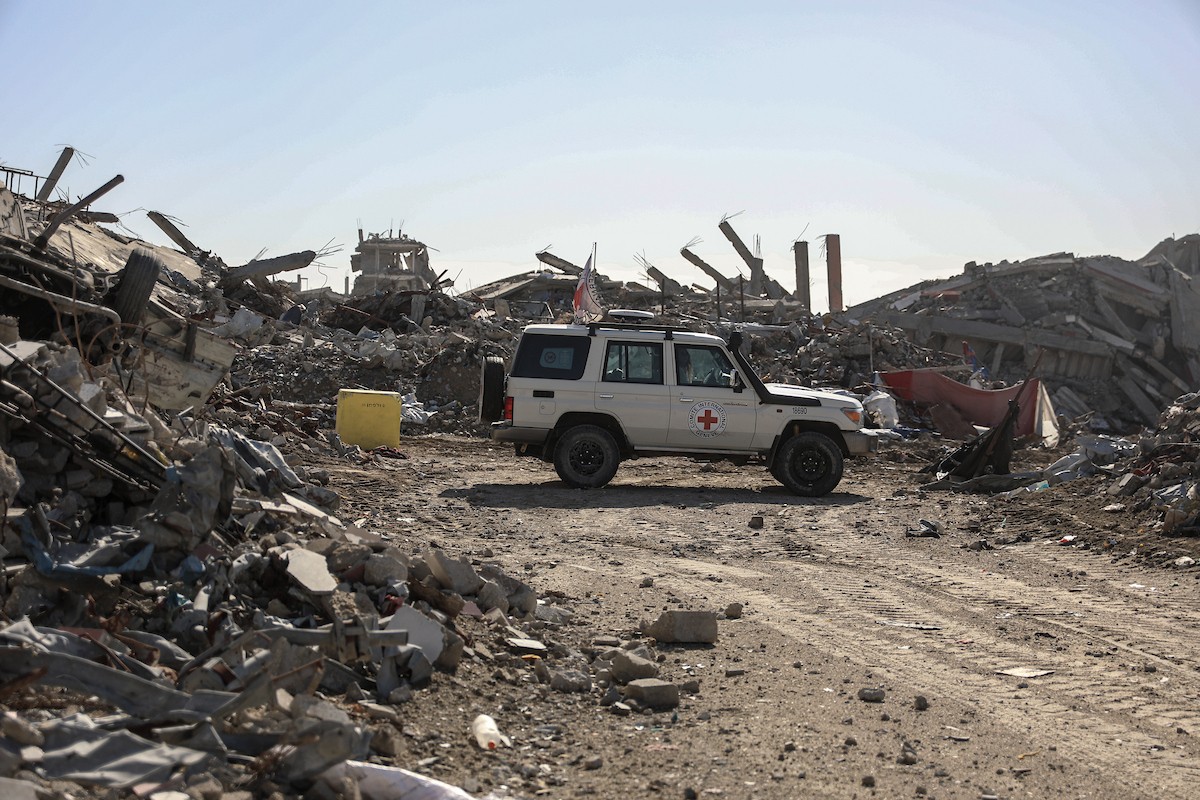 تُجري كتائب القسام واللجنة الدولية للصليب الأحمر ووفد مصري جهود بحث لانتشال جثث أسرى إسرائيليين في جباليا شمال قطاع غزة في الأول من ديسمبر/كانون الأول 2025