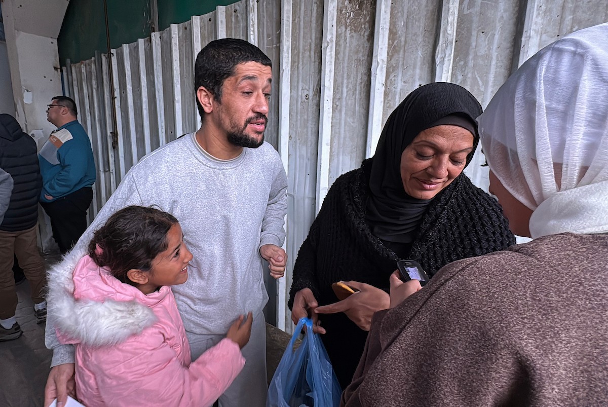 نقل أسرى فلسطينيين أفرج عنهم الجيش الإسرائيلي بواسطة سيارات تابعة للصليب الأحمر إلى مستشفى شهداء الأقصى لإجراء فحوصات طبية في دير البلح، وسط قطاع غزة، بتاريخ 28 ديسمبر/كانون الأول 2025. تصوير: أحمد إبراهيم