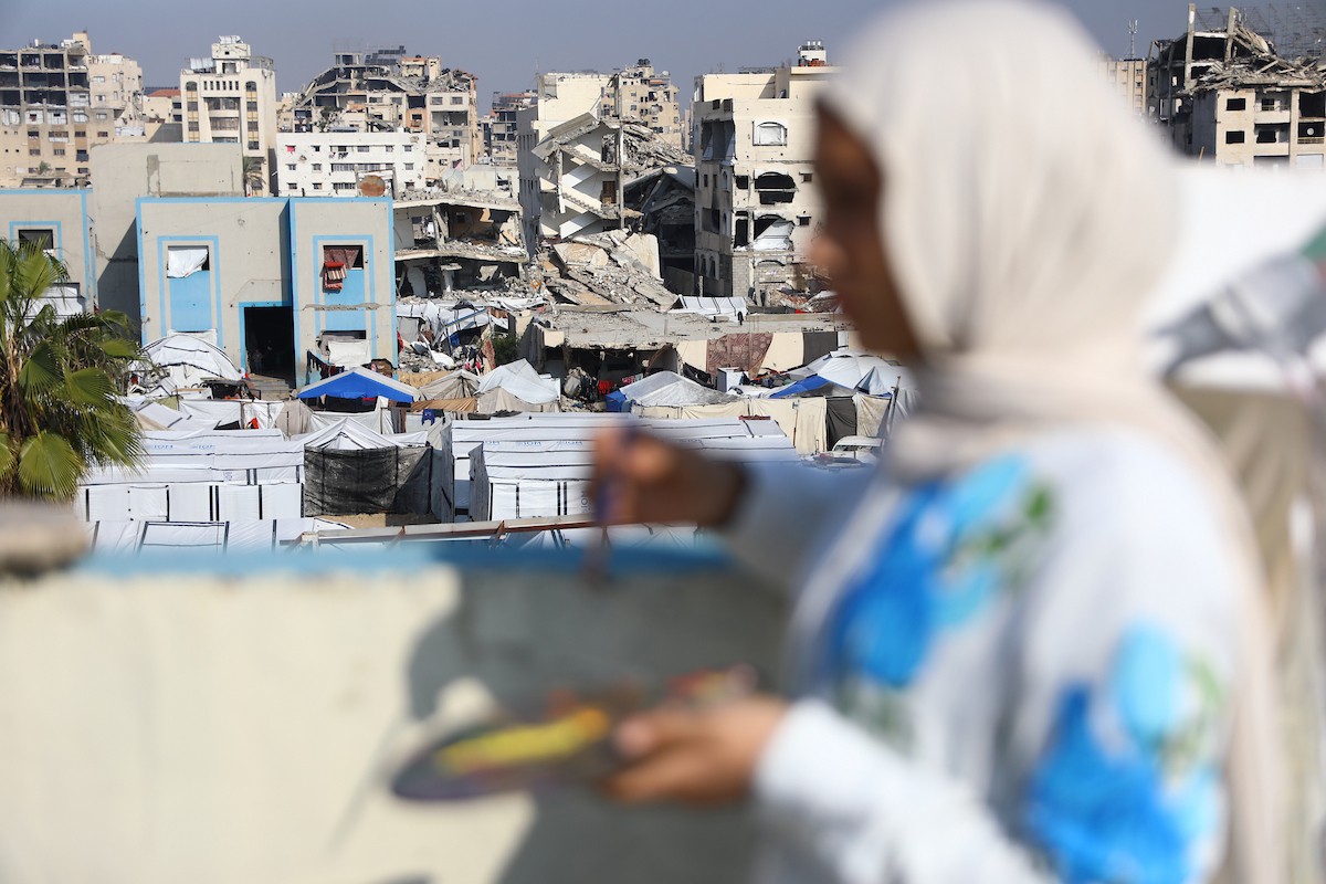 الطفلة النازحة سارة سعدة (14 عامًا) تمارس شغفها الفني بالرسم في خيمتها بمدينة غزة،23 ديسمبر/كانون الأول 2025 تصوير: عمر أشتوي