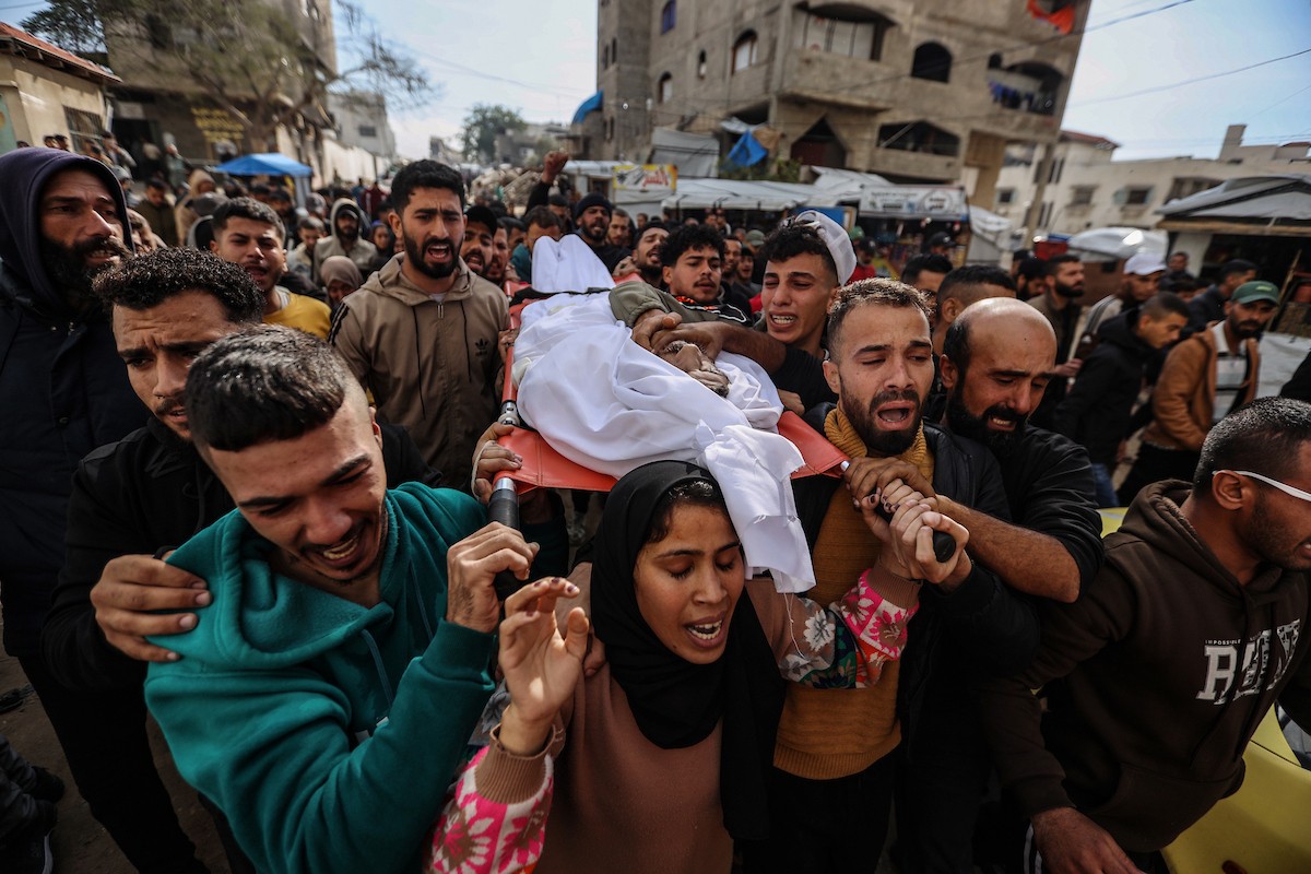 ودّع مواطنون فلسطينيون جثمان محمد بكر (35 عامًا)، وهو صياد، بعد استشهاده بنيران البحرية الإسرائيلية التي استهدفت قوارب صيد قبالة سواحل مدينة غزة، في 30 ديسمبر/كانون الأول 2025. صورة: عمر أشتوي