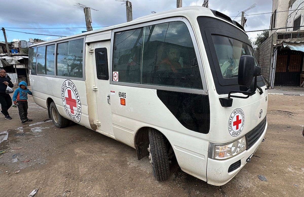 نقل أسرى فلسطينيين أفرج عنهم الجيش الإسرائيلي بواسطة سيارات تابعة للصليب الأحمر إلى مستشفى شهداء الأقصى لإجراء فحوصات طبية في دير البلح، وسط قطاع غزة، بتاريخ 28 ديسمبر/كانون الأول 2025. تصوير: أحمد إبراهيم