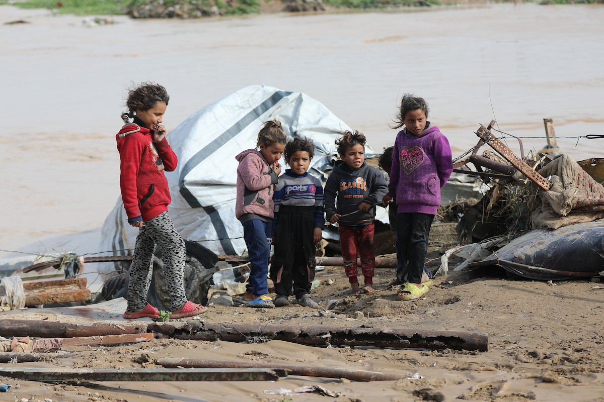 فتح الجيش الإسرائيلي مجرى وادي غزة، مما أدى إلى ارتفاع منسوب المياه إلى مستوى الجسر. وقد فاقم هذا الوضع معاناة العائلات النازحة التي كانت تقيم في خيام بالمنطقة بعد أن فاض الوادي وجرف خيامها، 29 ديسمبر/كانون الأول 2025. صورة: رمزي أبو عامر