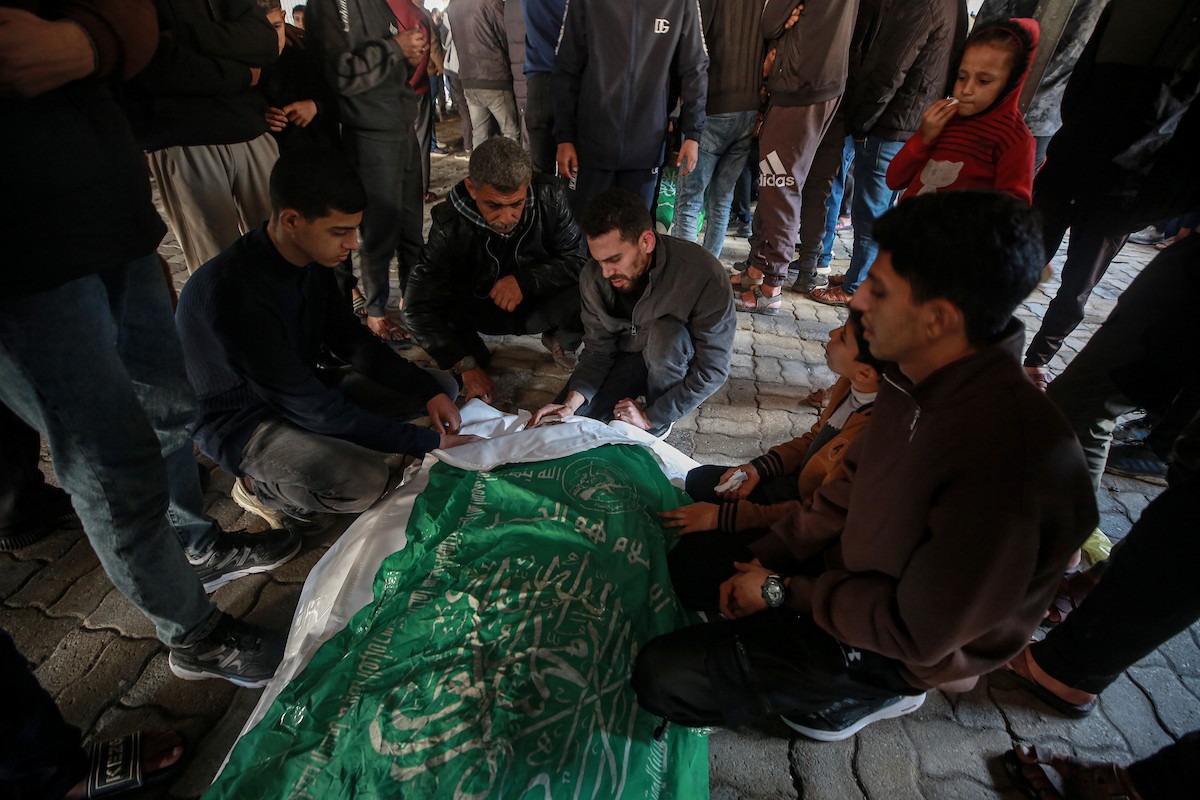 شارك فلسطينيون في موكب جنازة رائد سعيد، القائد البارز في كتائب عز الدين القسام، الجناح العسكري لحركة حماس، وثلاثة من معاونيه، الذين قُتلوا في غارة جوية إسرائيلية في اليوم السابق، في 14 ديسمبر/كانون الأول 2025