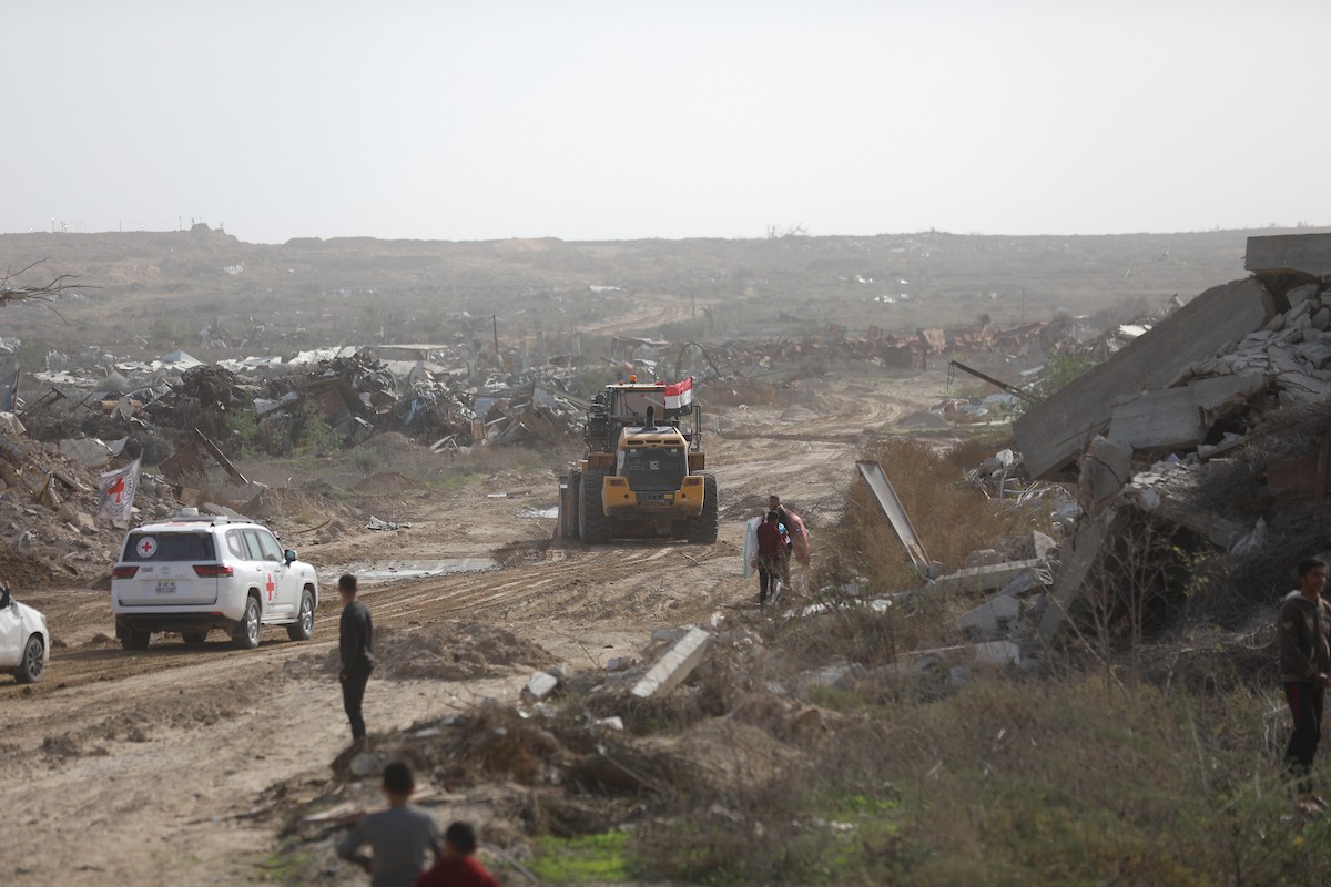 فرق من كتائب القسام ومسؤولون من الصليب الأحمر إلى جانب آليات ثقيلة تابعة لمصر،تجري عمليات بحث في حي الزيتون بمدينة غزة لاستعادة جثة إسرائيلي في 8 ديسمبر/كانون الأول 2025. تصوير: عمر أشتوي