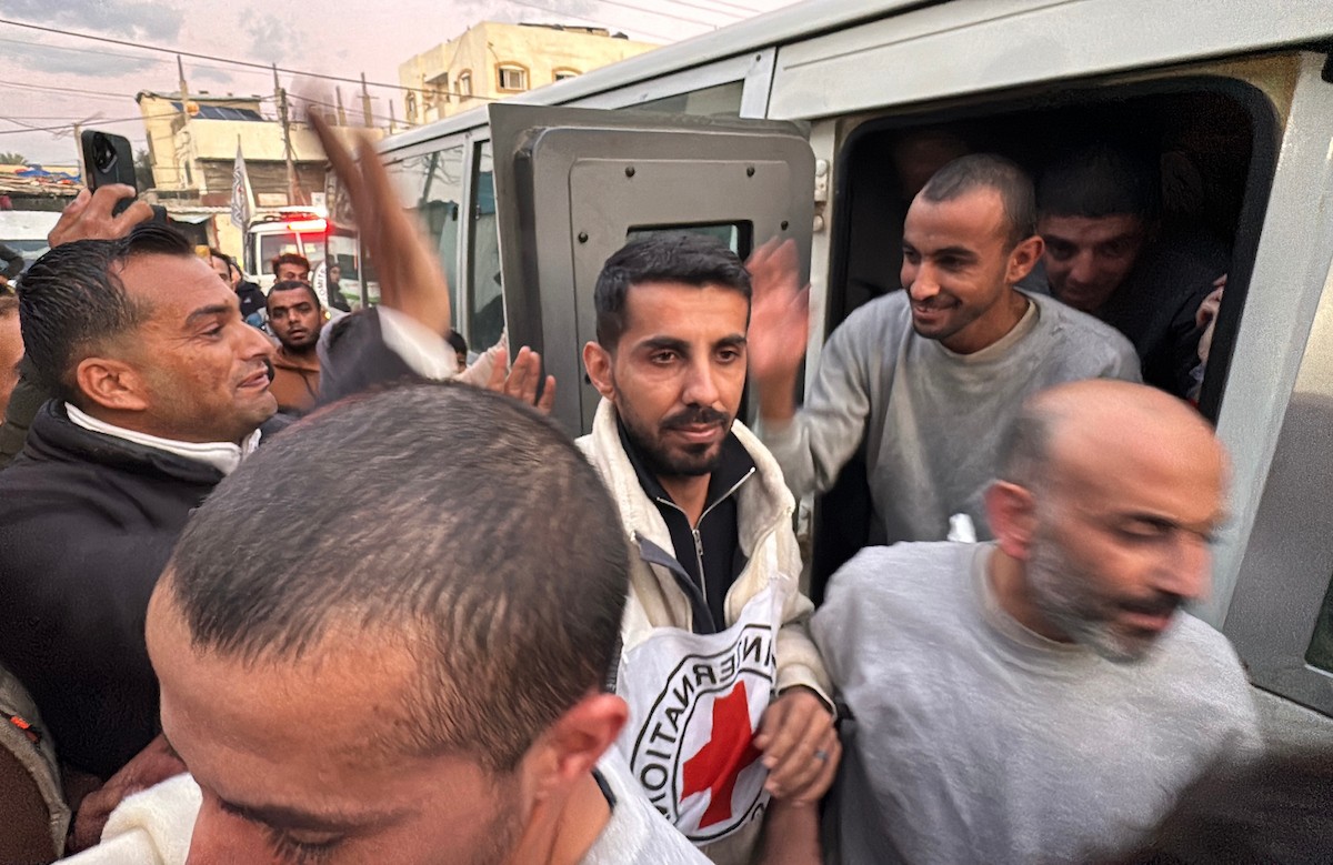 ُنقل أسرى فلسطينيون أُفرج عنهم من قبل الجيش الإسرائيلي إلى مستشفى شهداء الأقصى لإجراء فحوصات طبية، دير البلح، بتاريخ 17 ديسمبر/كانون الأول 2025. (صورة: أحمد إبراهيم/وكالة الأنباء الفلسطينية)