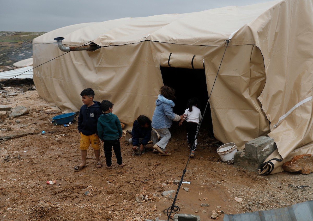 مياه الأمطار تغمر خيمة عائلة حرب التي أقامتها على أنقاض منزلهم الذي هدمه الجيش الإسرائيلي في 9 ديسمبر، في منطقة خلات الفرا، غرب يطا، جنوب الخليل، 29 ديسمبر/كانون الأول 2025. تصوير: مأمون وزواز