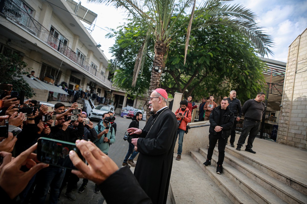 بطريرك اللاتين في القدس الكاردينال بييرباتيستا بيتسابالا يترأس قداس عيد الميلاد في غزة يوم الأحد 21 ديسمبر/كانون الأول 2025.تصوير: عمر أشتوي