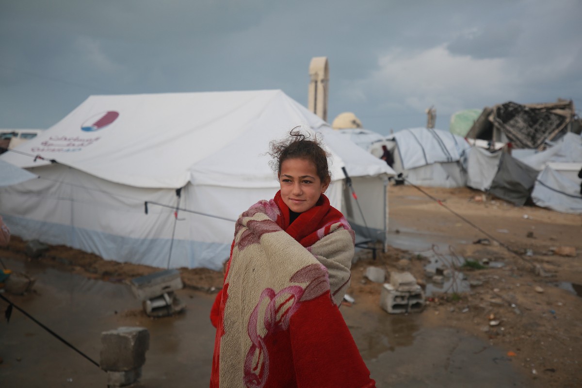 تعيش عائلات فلسطينية نازحة في خيام مهترئة غرب مدينة غزة، 28 ديسمبر/كانون الأول 2025. تصوير: عمر أشتوي