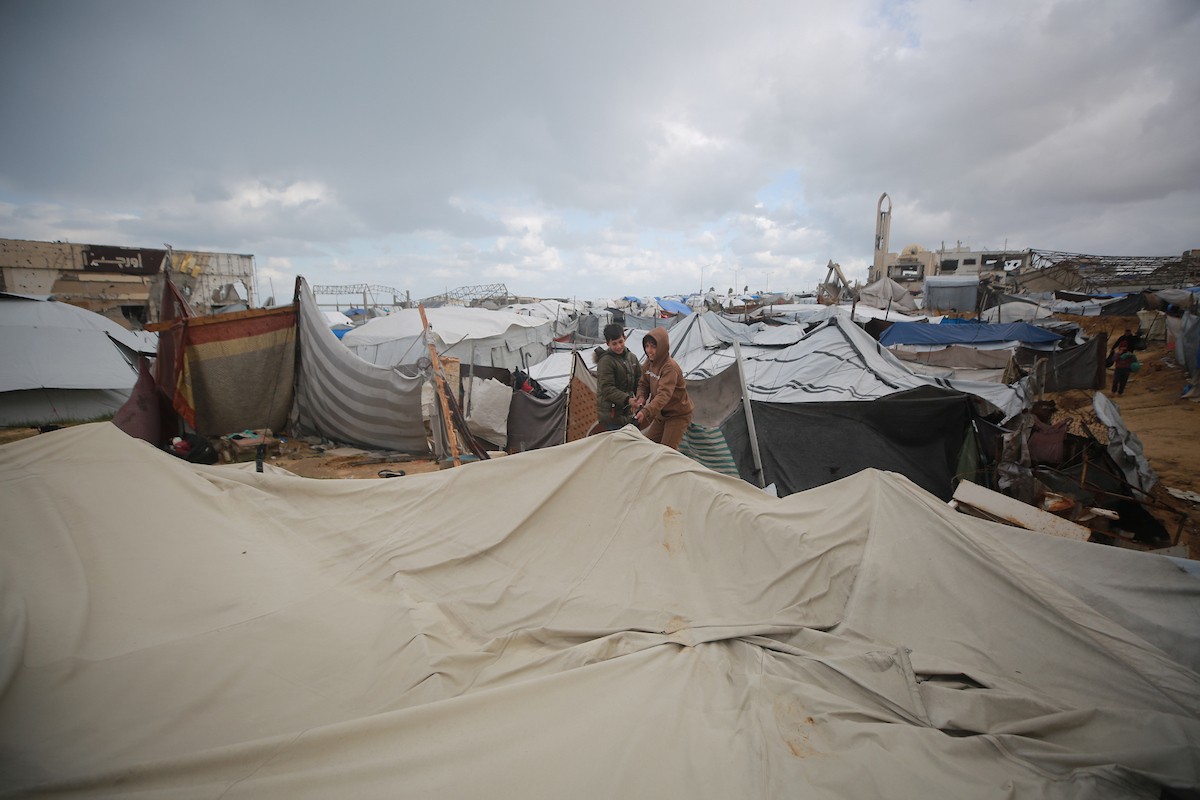 تعيش عائلات فلسطينية نازحة في خيام مهترئة غرب مدينة غزة، 28 ديسمبر/كانون الأول 2025. تصوير: عمر أشتوي