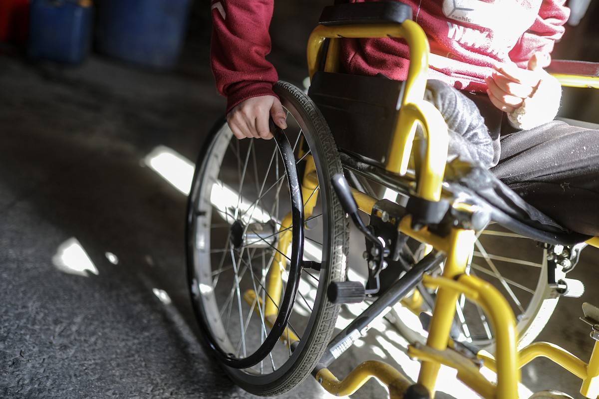 لطفل الفلسطيني محمد المبيض، البالغ من العمر ١٢ عامًا، والذي فقد ساقه في هجوم إسرائيلي على حي الزيتون بغزة (2).jpg