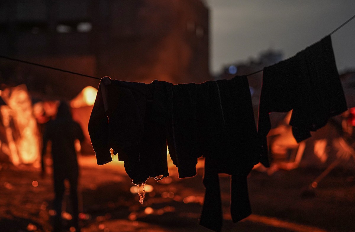 يعيش الفلسطينيون حياتهم اليومية الصعبة ليلاً في خيام نصبت في شوارع مدينة غزة، 5 ديسمبر/كانون الأول 2025.تصوير: عمر أشتوي