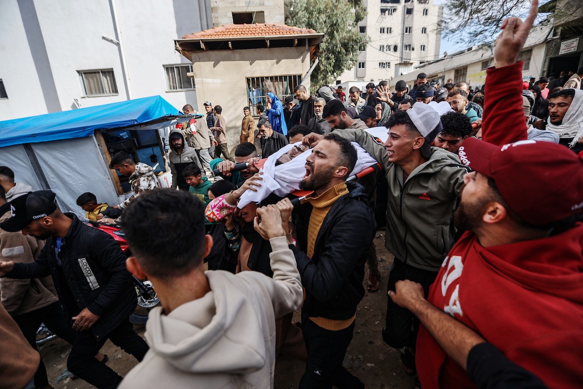 ودّع مواطنون فلسطينيون جثمان محمد بكر (35 عامًا)، وهو صياد، بعد استشهاده بنيران البحرية الإسرائيلية التي استهدفت قوارب صيد قبالة سواحل مدينة غزة، في 30 ديسمبر/كانون الأول 2025. صورة: عمر أشتوي