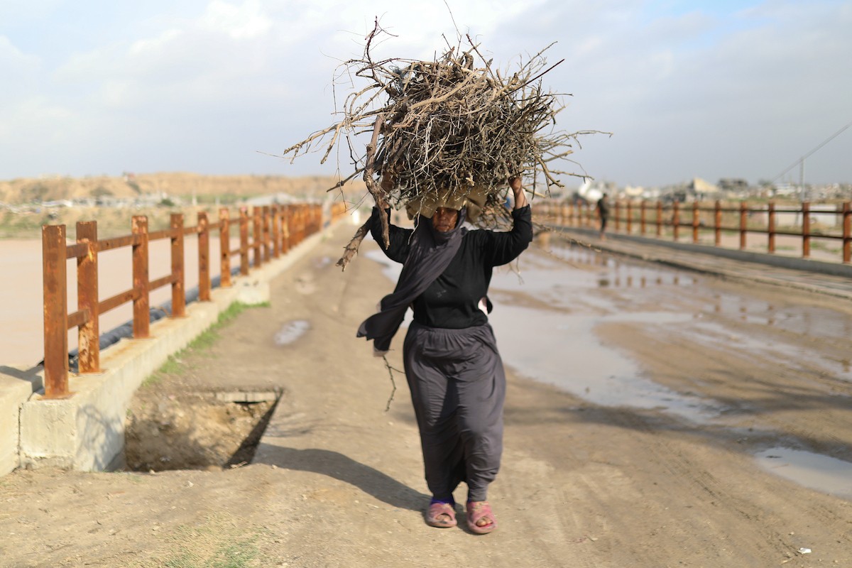 فتح الجيش الإسرائيلي مجرى وادي غزة، مما أدى إلى ارتفاع منسوب المياه إلى مستوى الجسر. وقد فاقم هذا الوضع معاناة العائلات النازحة التي كانت تقيم في خيام بالمنطقة بعد أن فاض الوادي وجرف خيامها، 29 ديسمبر/كانون الأول 2025. صورة: رمزي أبو عامر