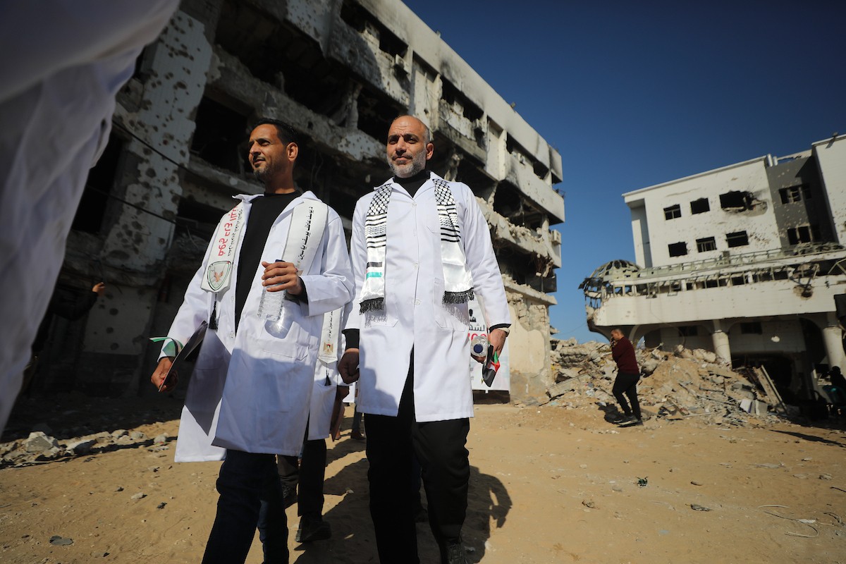 حفل تخرج للأطباء الحاصلين على البورد الفلسطيني في ساحة  الشفاء بمدينة غزة، 25 ديسمبر/كانون الأول 2025.تصوير: عمر أشتوي