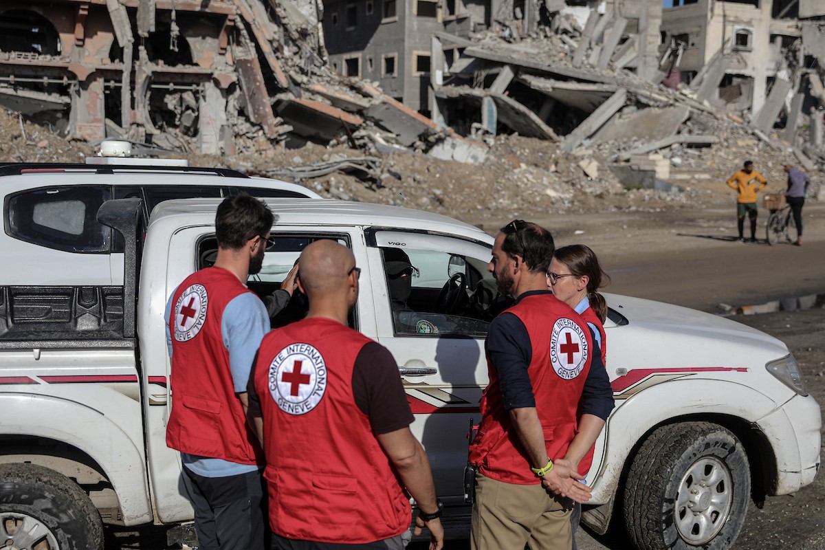 تُجري كتائب القسام واللجنة الدولية للصليب الأحمر ووفد مصري جهود بحث لانتشال جثث أسرى إسرائيليين في جباليا شمال قطاع غزة في الأول من ديسمبر/كانون الأول 2025