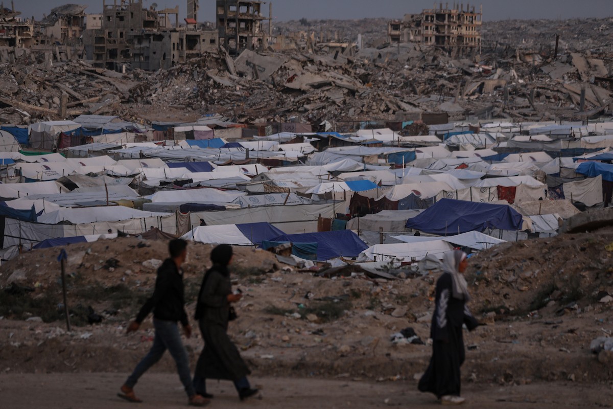 يواصل الفلسطينيون النازحون حياتهم اليومية في ظل ظروف صعبة داخل خيام النزوح المنتشرة وسط الدمار في حي الزيتون، جنوب شرق مدينة غزة، في 9 ديسمبر/كانون الأول 2025. تصوير: عمر أشتوي