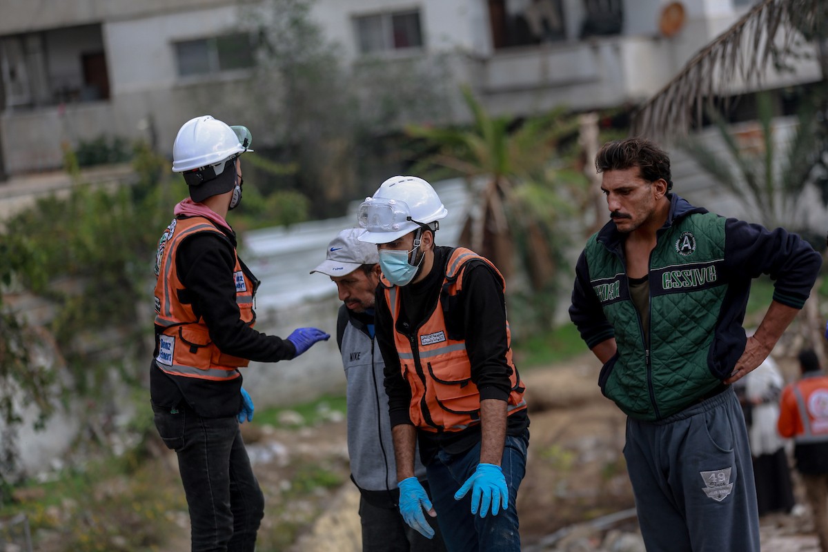 عمال الدفاع المدني الفلسطيني يبحثون عن جثث في مبنى منهار يعود لعائلة سالم، استُهدف بغارات إسرائيلية في بداية الحرب، في شارع الجلاء بمدينة غزة، يوم الاثنين 15 ديسمبر/كانون الأول 2025. صورة: عمر أشتوي