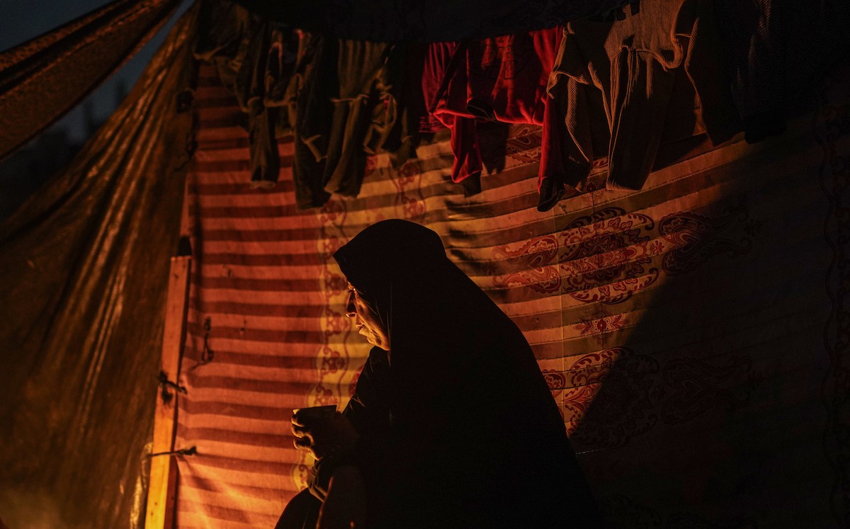 يعيش الفلسطينيون حياتهم اليومية الصعبة ليلاً في خيام نصبت في شوارع مدينة غزة، 5 ديسمبر/كانون الأول 2025.تصوير: عمر أشتوي