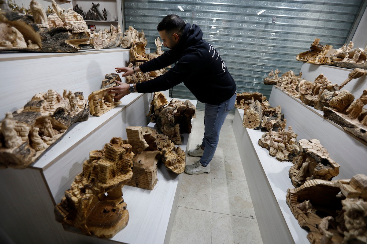 نحت خشب الزيتون في بيت لحم لصنع قطع فنية وهدايا متنوعة، تشمل منحوتات دينية وزخارف تقليدية وتذكارات، استعدادًا لعيد الميلاد، 18 ديسمبر/كانون الأول 2025 تصوير: مأمون وزواز/ (apa)
