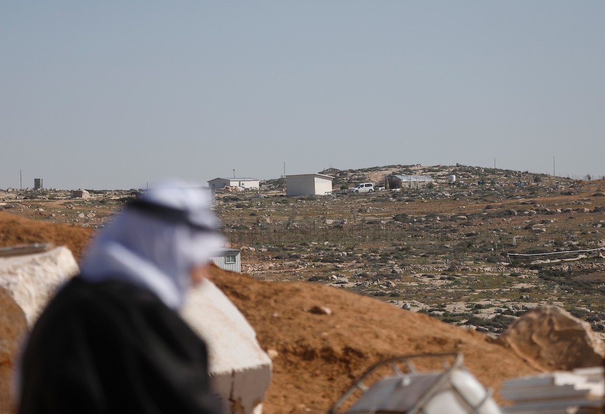 هاجم مستوطنون إسرائيليون عائلة فلسطينية وخربوا ممتلكاتهم في بلدة السموع، جنوب الخليل، 23 ديسمبر/كانون الأول 2025. صور: مأمون وزواز