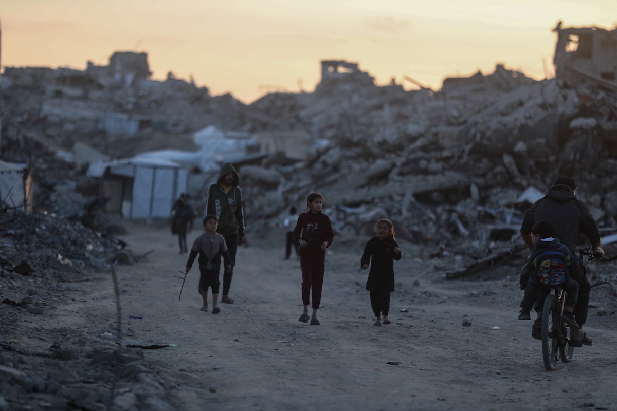 يواصل الفلسطينيون النازحون حياتهم اليومية في ظل ظروف صعبة داخل خيام النزوح المنتشرة وسط الدمار في حي الزيتون، جنوب شرق مدينة غزة، في 9 ديسمبر/كانون الأول 2025. تصوير: عمر أشتوي