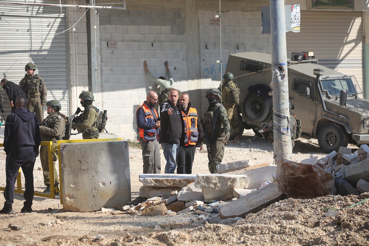 فلسطينيون يحملون أمتعتهم بعد إجبارهم على مغادرة منازلهم على يد القوات الإسرائيلية خلال مداهمة مخيم نور شمس للاجئين في طولكرم، بالضفة الغربية المحتلة، في 17 ديسمبركانون الأول 2025. صورة محمد ناصر