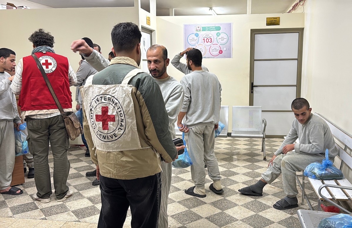 نقل أسرى فلسطينيين أفرج عنهم الجيش الإسرائيلي بواسطة سيارات تابعة للصليب الأحمر إلى مستشفى شهداء الأقصى لإجراء فحوصات طبية في دير البلح، وسط قطاع غزة، بتاريخ 28 ديسمبر/كانون الأول 2025. تصوير: أحمد إبراهيم