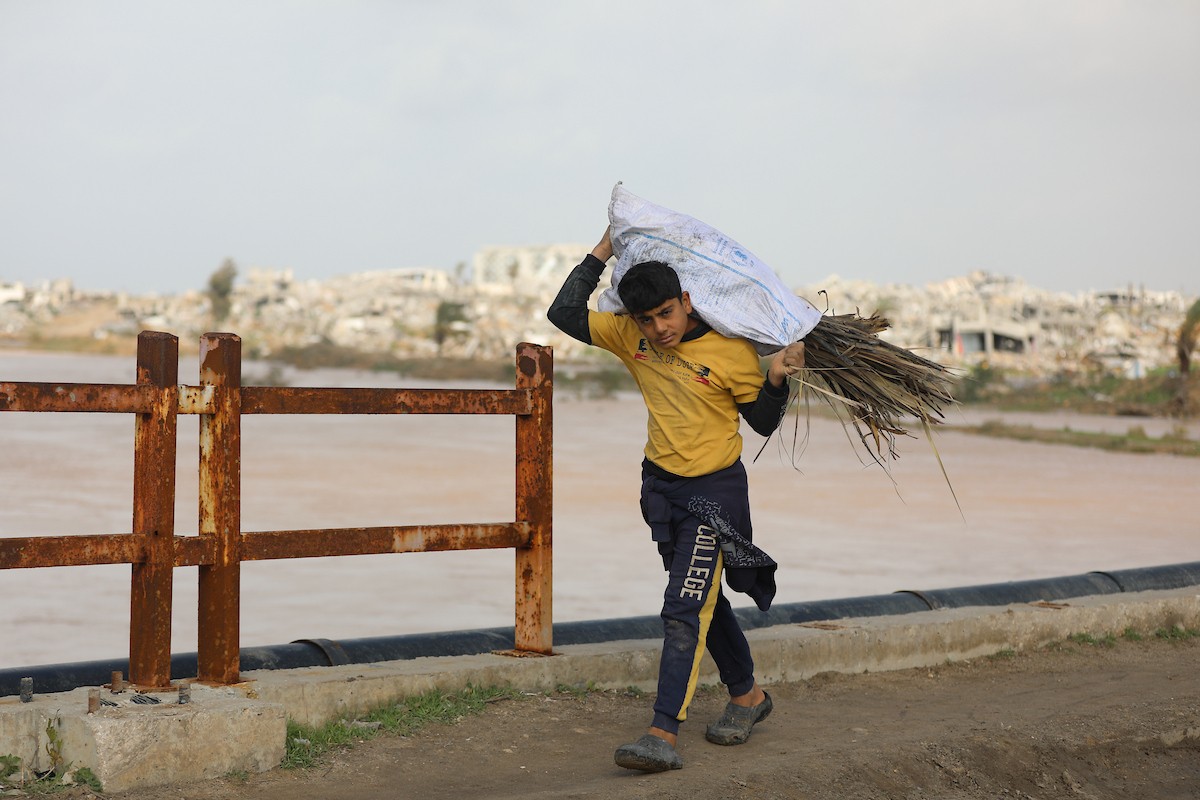 فتح الجيش الإسرائيلي مجرى وادي غزة، مما أدى إلى ارتفاع منسوب المياه إلى مستوى الجسر. وقد فاقم هذا الوضع معاناة العائلات النازحة التي كانت تقيم في خيام بالمنطقة بعد أن فاض الوادي وجرف خيامها، 29 ديسمبر/كانون الأول 2025. صورة: رمزي أبو عامر
