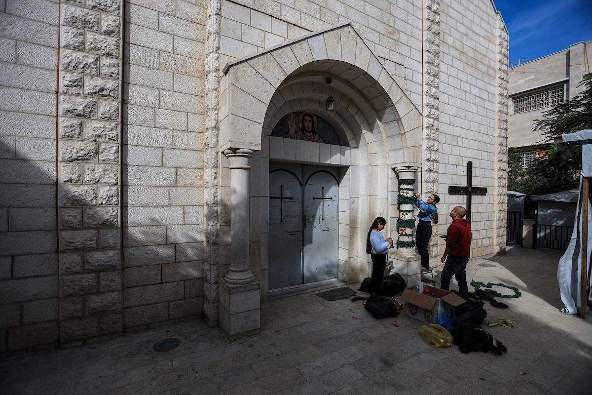 المسيحيون الفلسطينيون يزينون كنيسة دير اللاتين في مدينة غزة، في ظل الظروف الصعبة التي يمر بها القطاع المحاصر، استعدادًا لاحتفالات رأس السنة، ويواصلون استعداداتهم رغم الصعوبات التي يواجهها. 9 ديسمبر/كانون الأول 2025. تصوير: عمر أشتوي