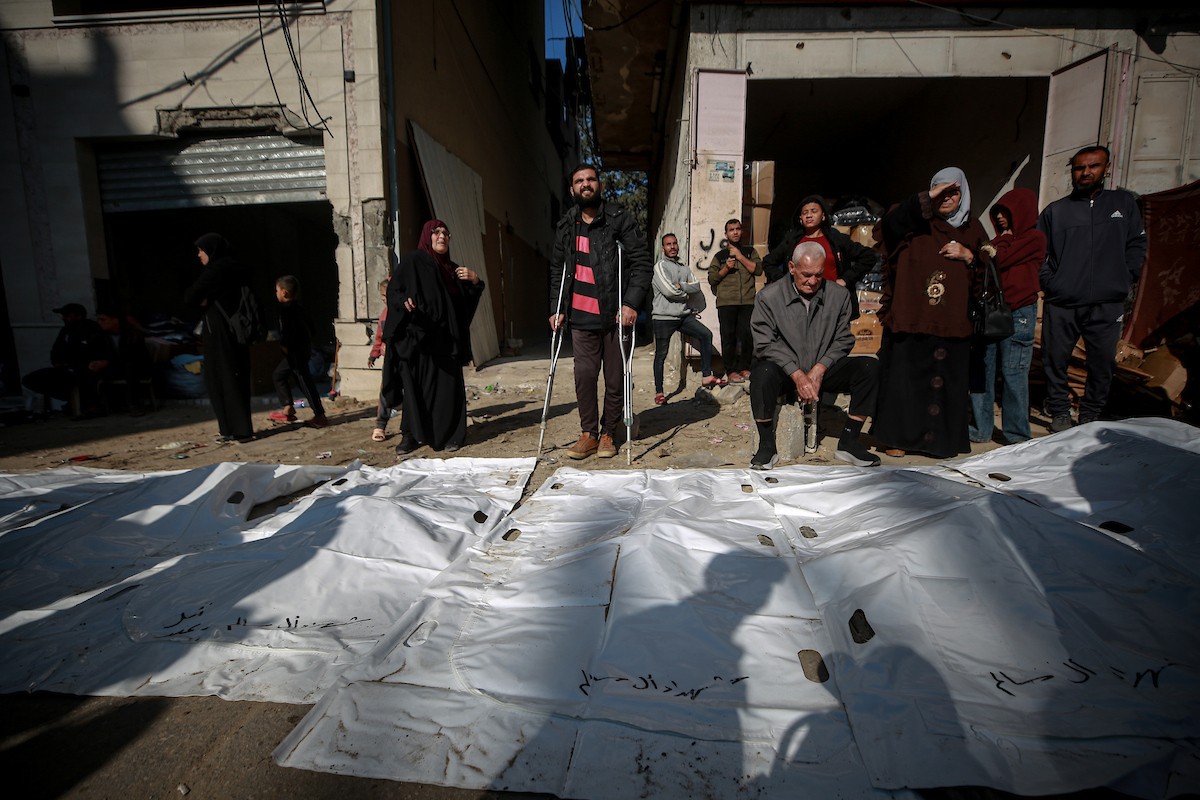 تواصل فرق الدفاع المدني، مستخدمةً آليات مصرية ثقيلة، عمليات البحث للوصول إلى جثث الفلسطينيين الذين سقطوا في هجمات إسرائيلية والمدفونين تحت الأنقاض في مدينة غزة، في 15 ديسمبر/كانون الأول 2025