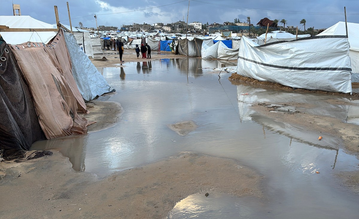 يُكافح الفلسطينيون النازحون، المقيمون في خيام مؤقتة، من أجل البقاء في ظل ظروف قاسية، حيث تجتاح الأمطار والعواصف الشديدة دير البلح، وسط قطاع غزة، في 28 ديسمبركانون الأول 2025. صورة أحمد إبراهيم(APA)