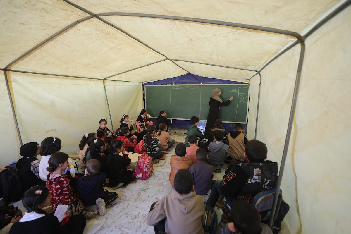 شارك أطفال فلسطينيون في احتجاج بمدينة غزة، مطالبين ببيئة تعليمية آمنة وكريمة بدلاً من الخيام التي يتلقون فيها دروسهم حالياً، ديسمبر/كانون الأول 2025. تصوير: عمر أشتوي