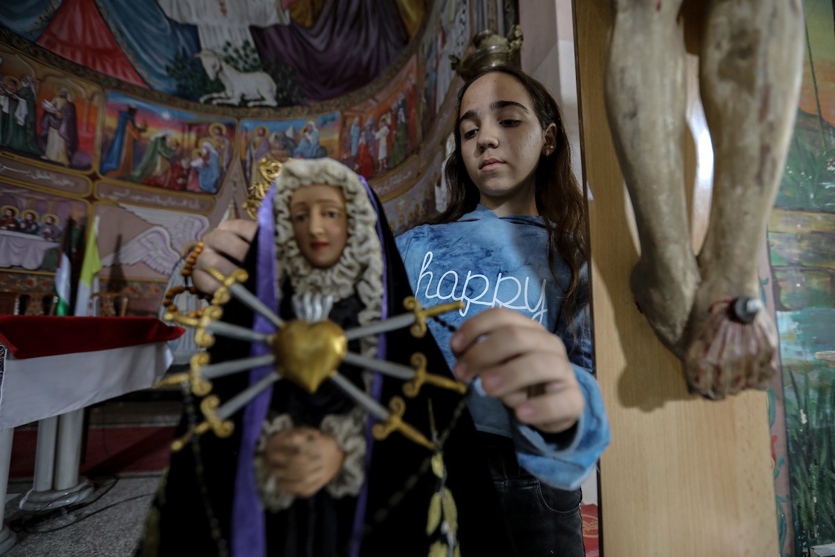 المسيحيون الفلسطينيون يزينون كنيسة دير اللاتين في مدينة غزة، في ظل الظروف الصعبة التي يمر بها القطاع المحاصر، استعدادًا لاحتفالات رأس السنة، ويواصلون استعداداتهم رغم الصعوبات التي يواجهها. 9 ديسمبر/كانون الأول 2025. تصوير: عمر أشتوي